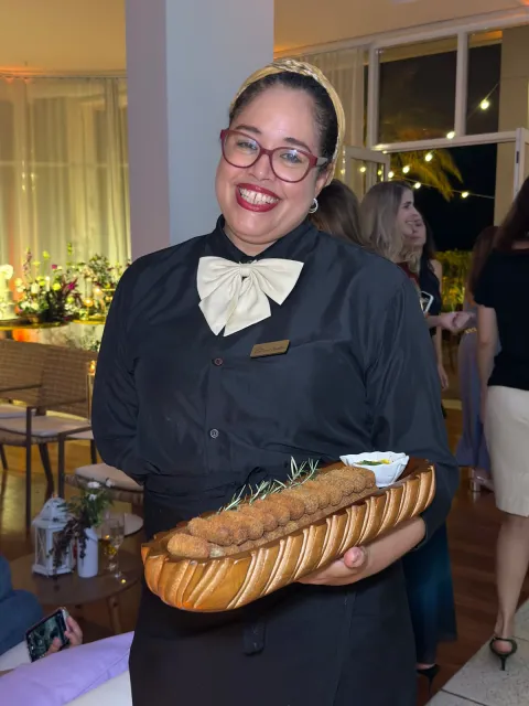 Atendente da TM Gourmet Buffet RJ em serviço de buffet