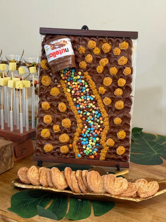 Painel decorativo de doces com Nutella, confeitos coloridos, rosetas de chocolate e palmiers folhados