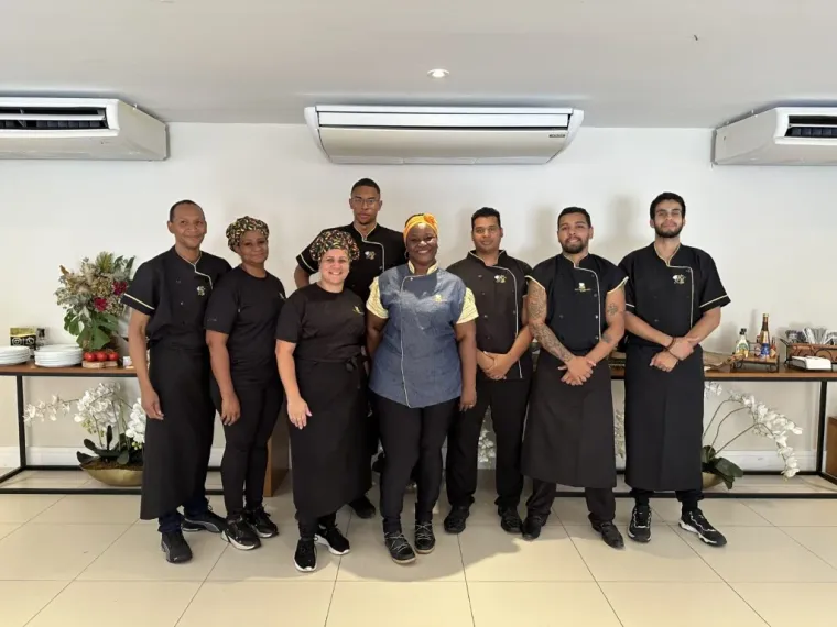 Equipe da TM Gourmet uniformizada em salão de eventos