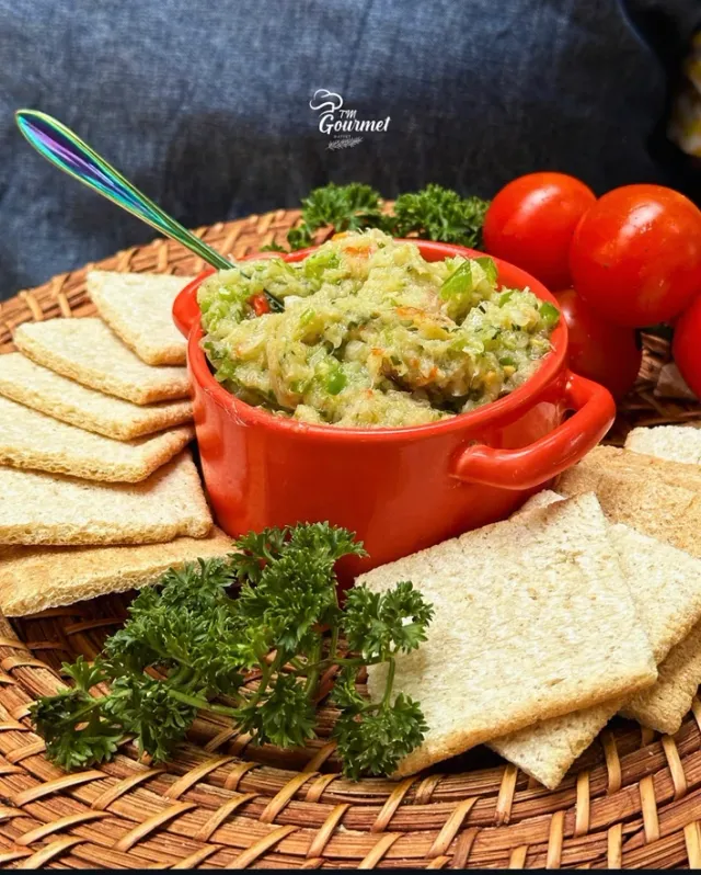 Guacamole e dip artesanal servido em mini caçarola com torradas crocantes e tomates frescos