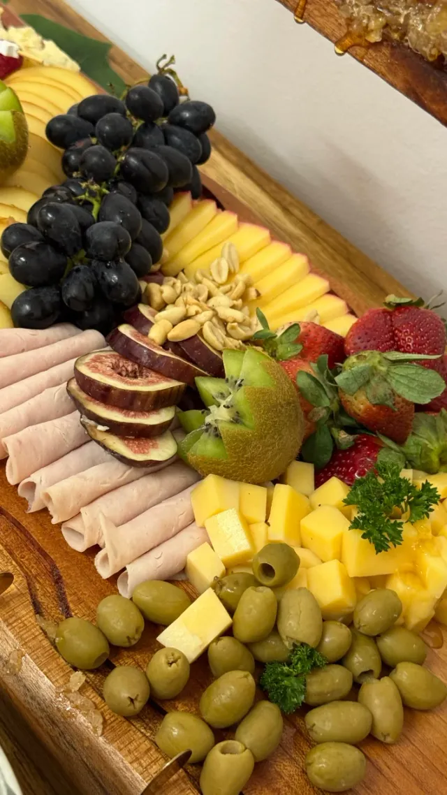 Tábua nobre de frios e frutas com queijos, peito de peru, figos frescos, uvas, kiwi e favo de mel
