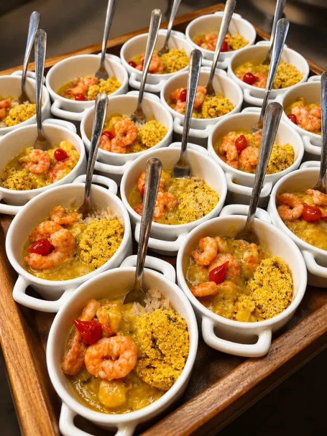 Cumbucas de camarão com farofa no buffet TM Gourmet