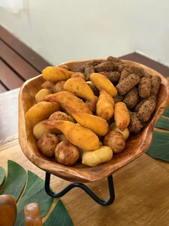 Variedade de salgadinhos fritos e assados artesanais no buffet TM Gourmet